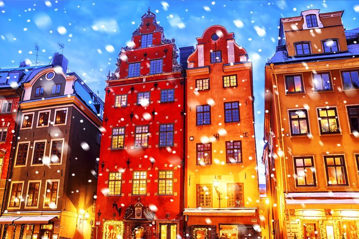 A picture of Gamla Stan i Stockholm during snowfall.