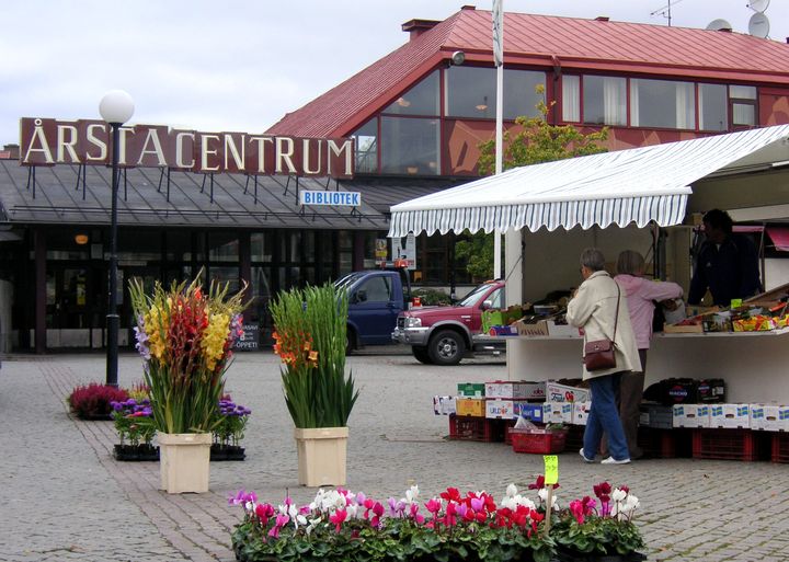 Photo of a vendor parked in front of Årsta's central library in Stockholm, Sweden