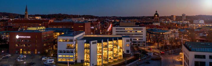 Bird's eye view of the University of Borås in the evening.