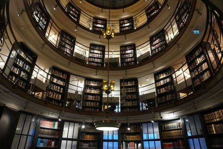 Internal photo of one the libraries at Stockholm School of Economics