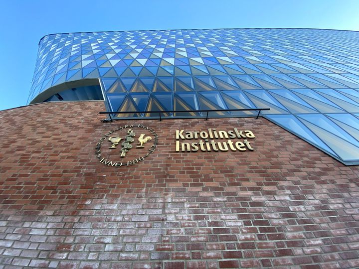 Photo of the Karolinska Institutet logo, placed on a building on campus in Stockholm, Sweden